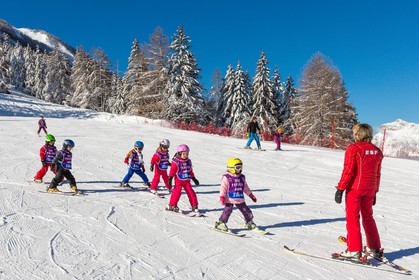 Uvernet-Fours, station de ski de Praloup, école de ski sur le front de neige