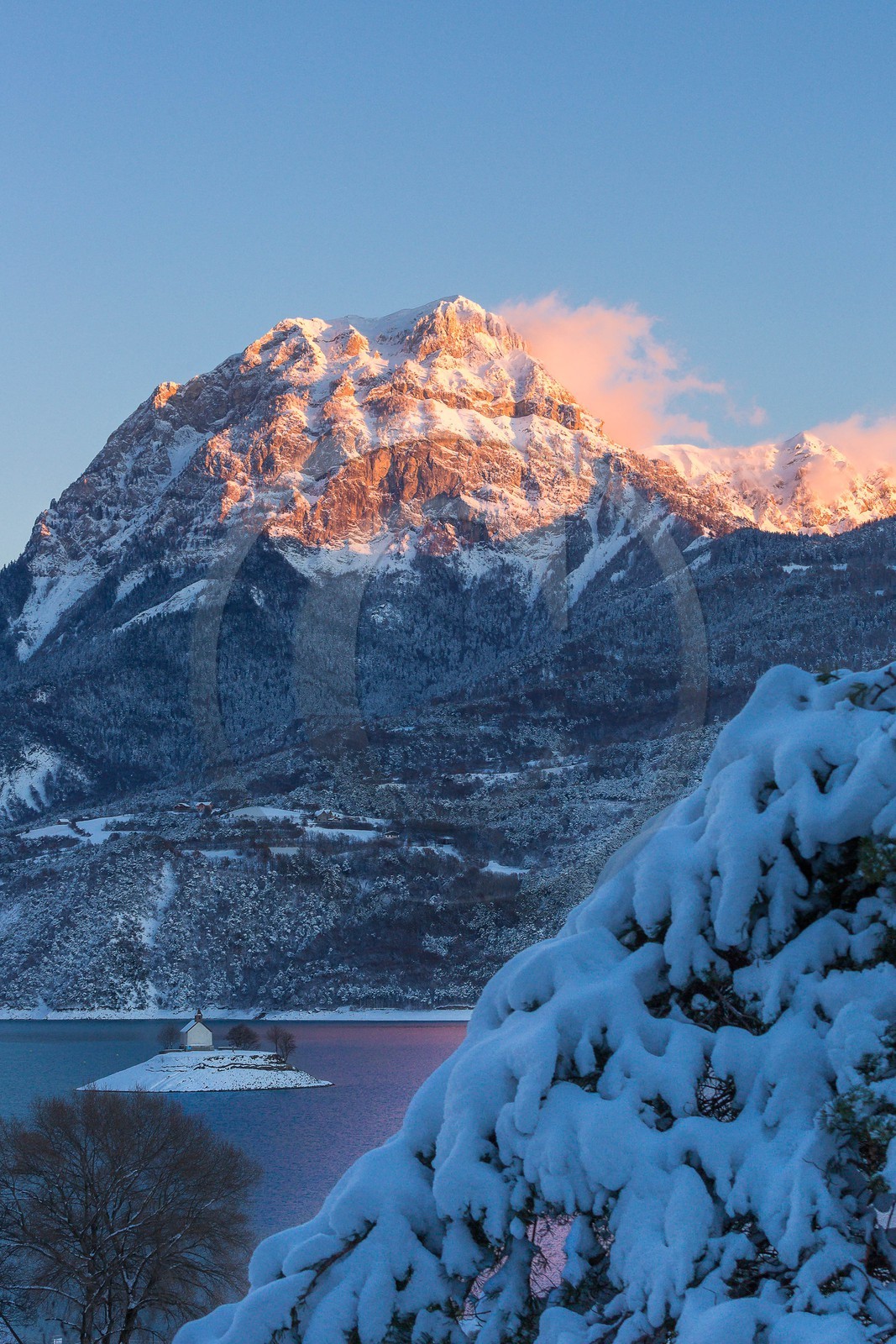 Prunières, baie et chapelle Saint-Michel et le Pic de Morgon