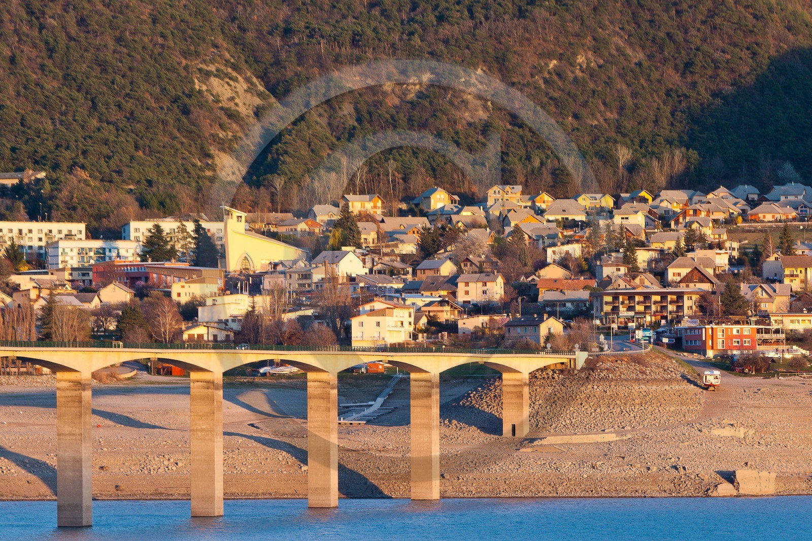 Lac de Serre-Ponçon, Savines-le-Lac et le pont
