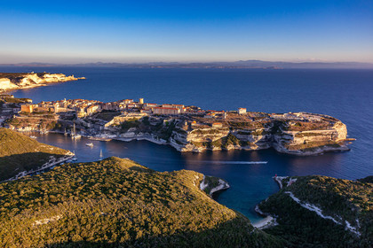 La citadelle et le port de Bonifacio
