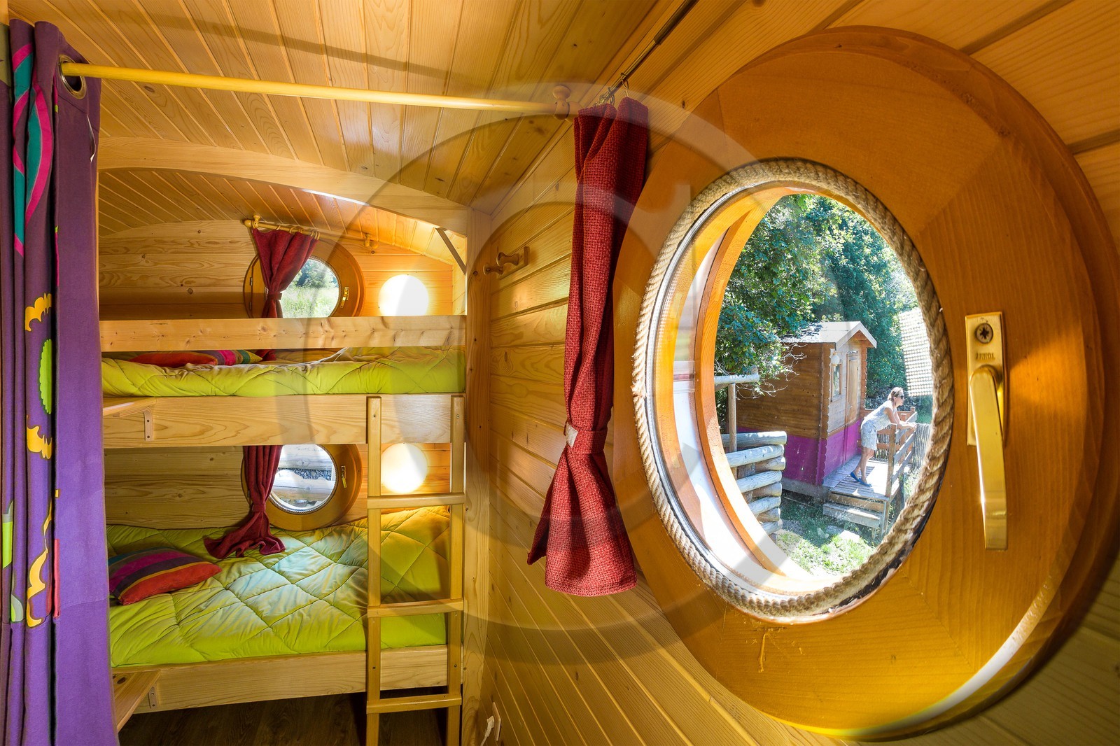 Saint-Léger Les Mélèzes, Gîte La Roulotte des Forests