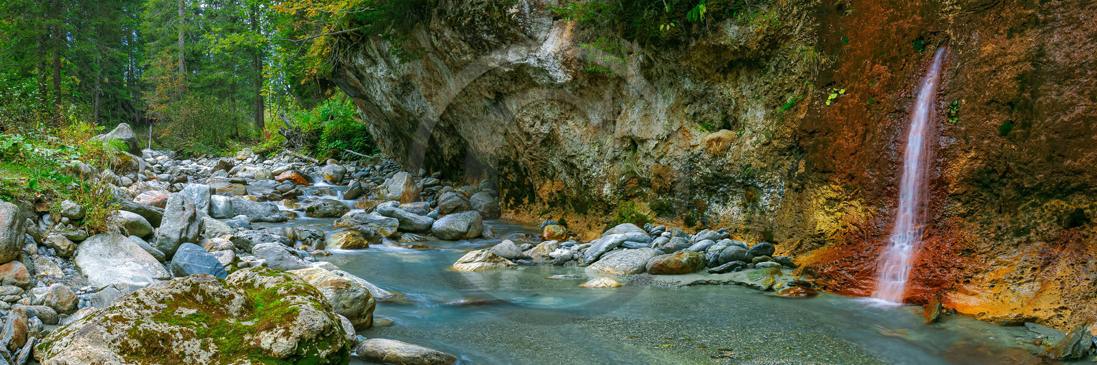 Réserve naturelle des Contamines-Montjoie, source ferrugineuse dans le torrent de Tré-la-Tête