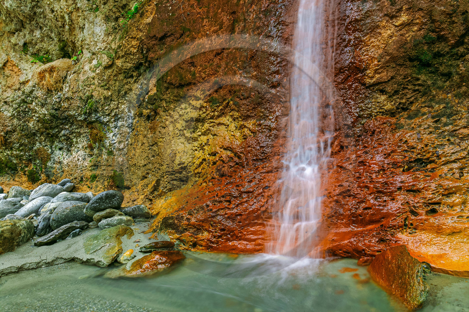 Réserve naturelle des Contamines-Montjoie, source ferrugineuse dans le torrent de Tré-la-Tête
