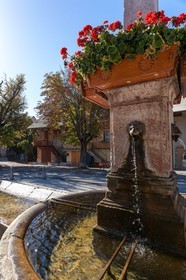 Chorges, fontaine et lavoir de la place du Fort