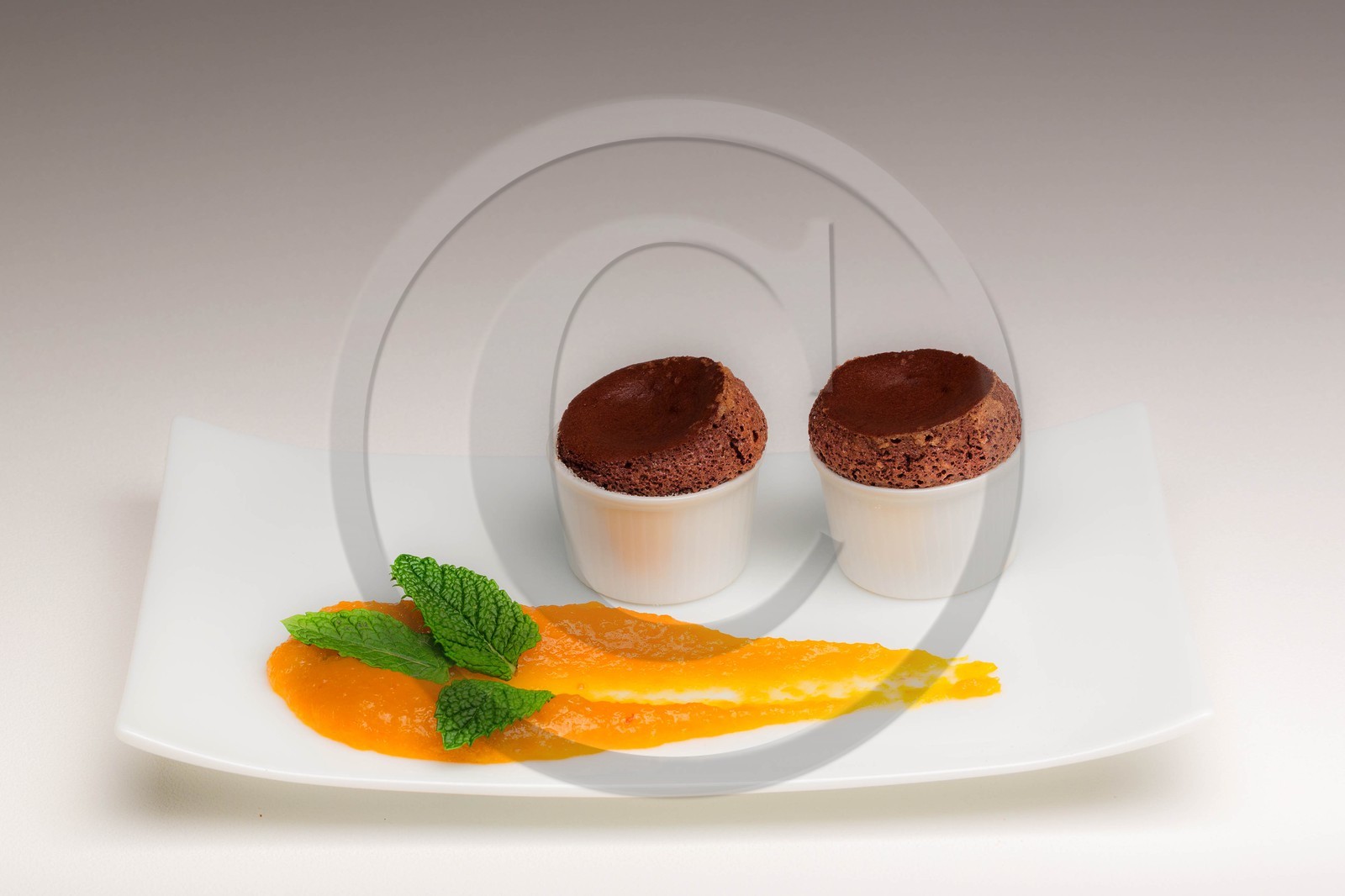 Luc Eyriey, Maître chocolatier à Embrun, soufflé chocolat noir Grand Cru et compoté d'abricots