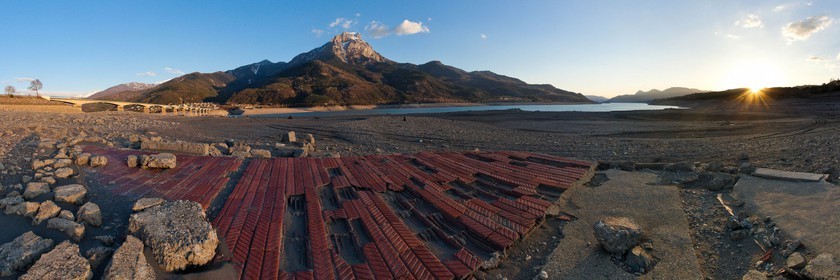 Lac de Serre-Ponçon, Savines-le-Lac, fondations de l'ancien vil