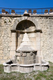 Mont-Dauphin, fortifications Vauban, fontaine de la caserne Rochambeau