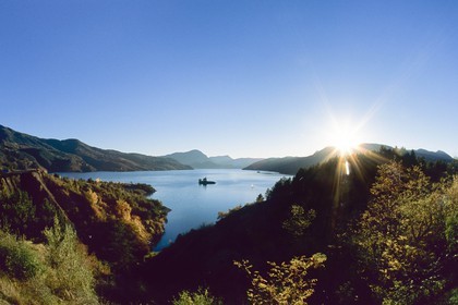 Lac de Serre-Ponçon, la baie et la Chapelle Saint-Michel,
