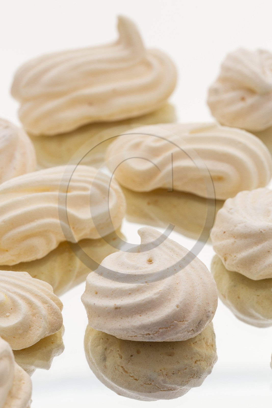 Meringues au safran et reine des prés