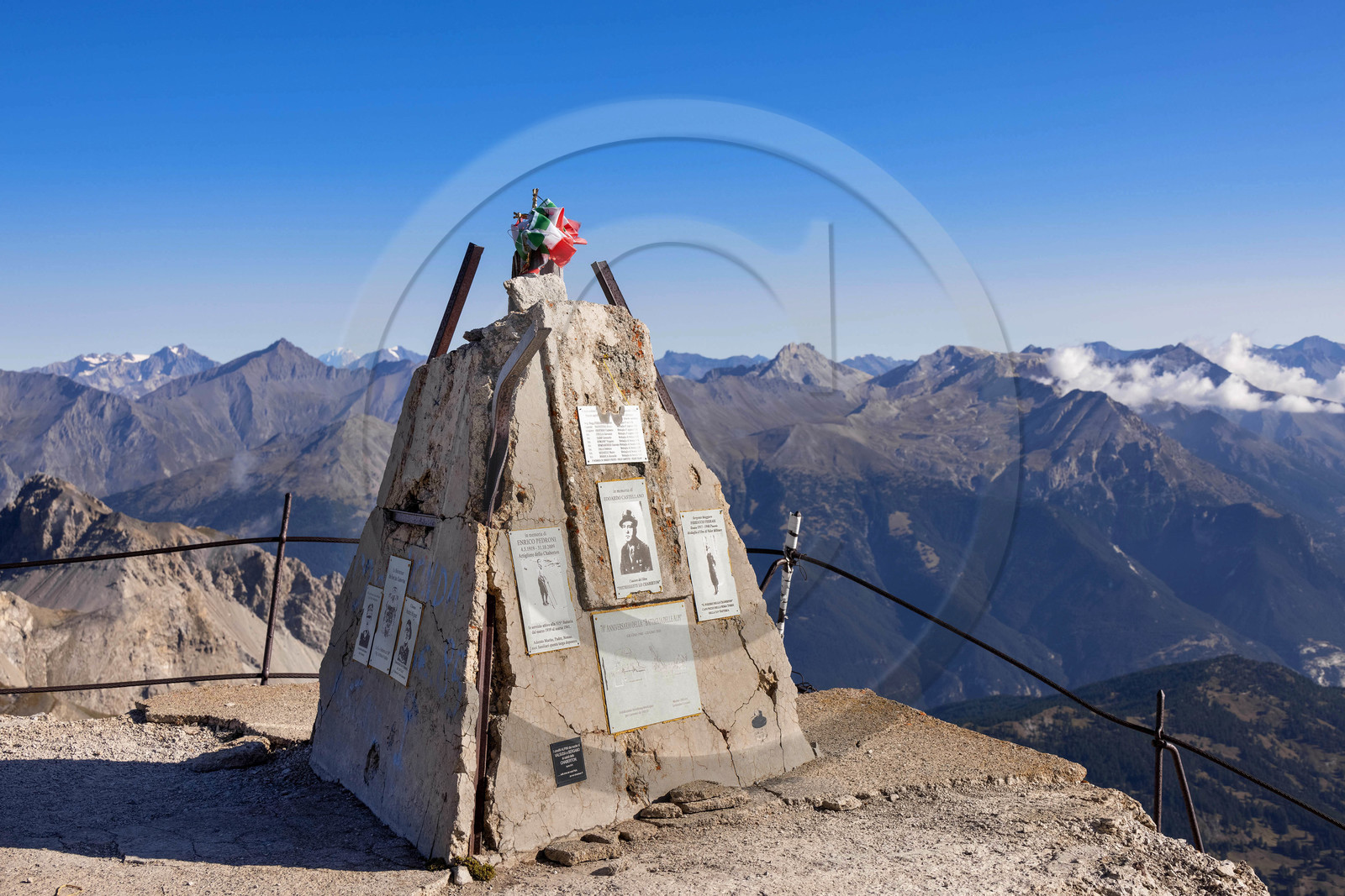 Fort du Chaberton et les ruines de l'ancien camp militaire