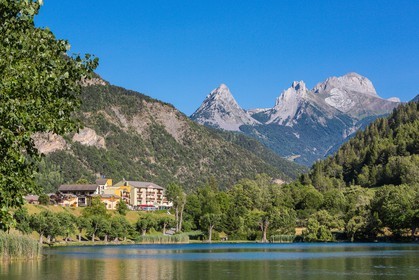 Lauzet-sur-Ubaye, Lac du Lauzet, l'hôtel la Lauzetane, la Petite et Grande Séolane