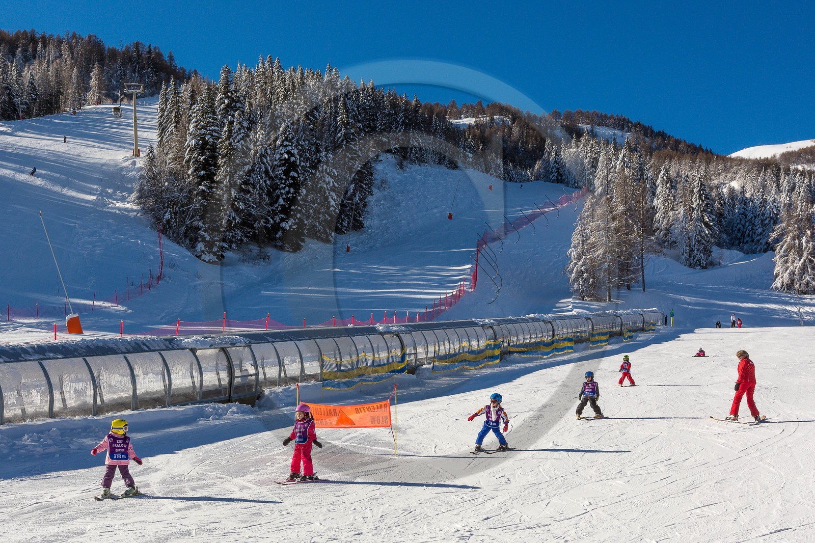 Uvernet-Fours, station de ski de Praloup, école de ski sur le front de neige