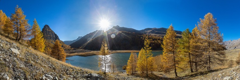 Jausiers, Lac des Sagnes et forêt de mélèzes à l'automne