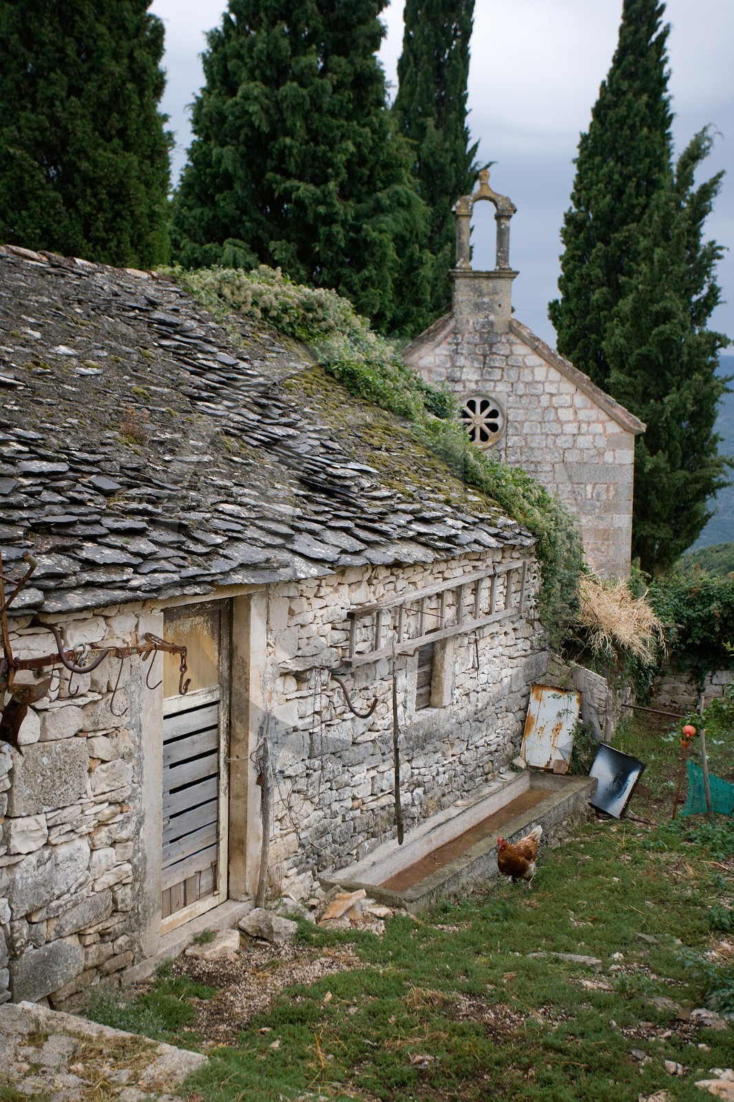 Maison ancienne et église