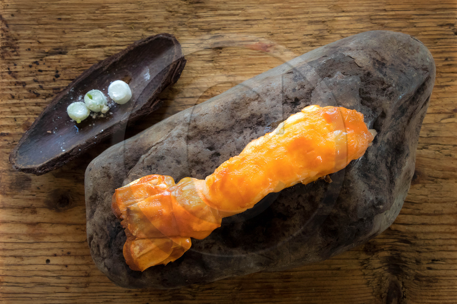 Langoustine grillée sur le galet du Fier, bonbons de reine des prés sauvage