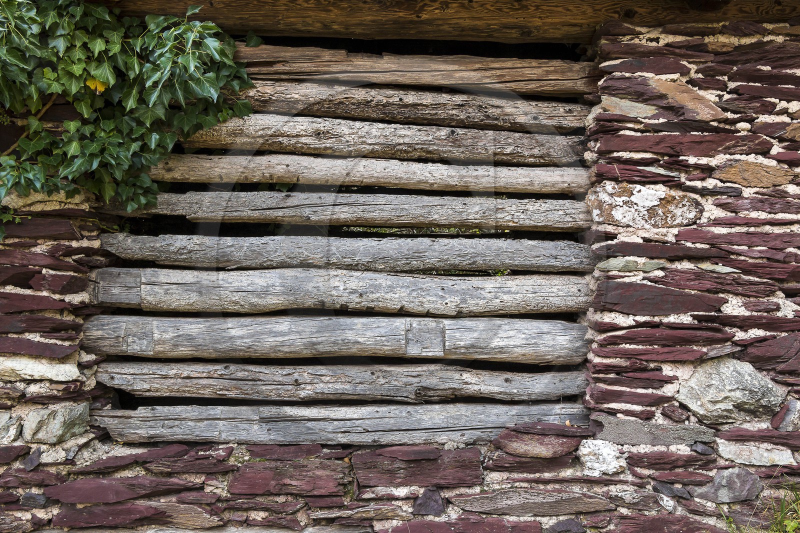 Roure, grange  de pierre rouge avec toit de lauze