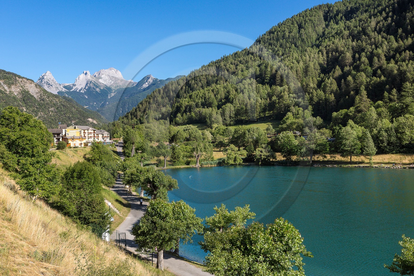 Lauzet-sur-Ubaye, Lac du Lauzet, l'hôtel la Lauzetane, la Petite et Grande Séolane