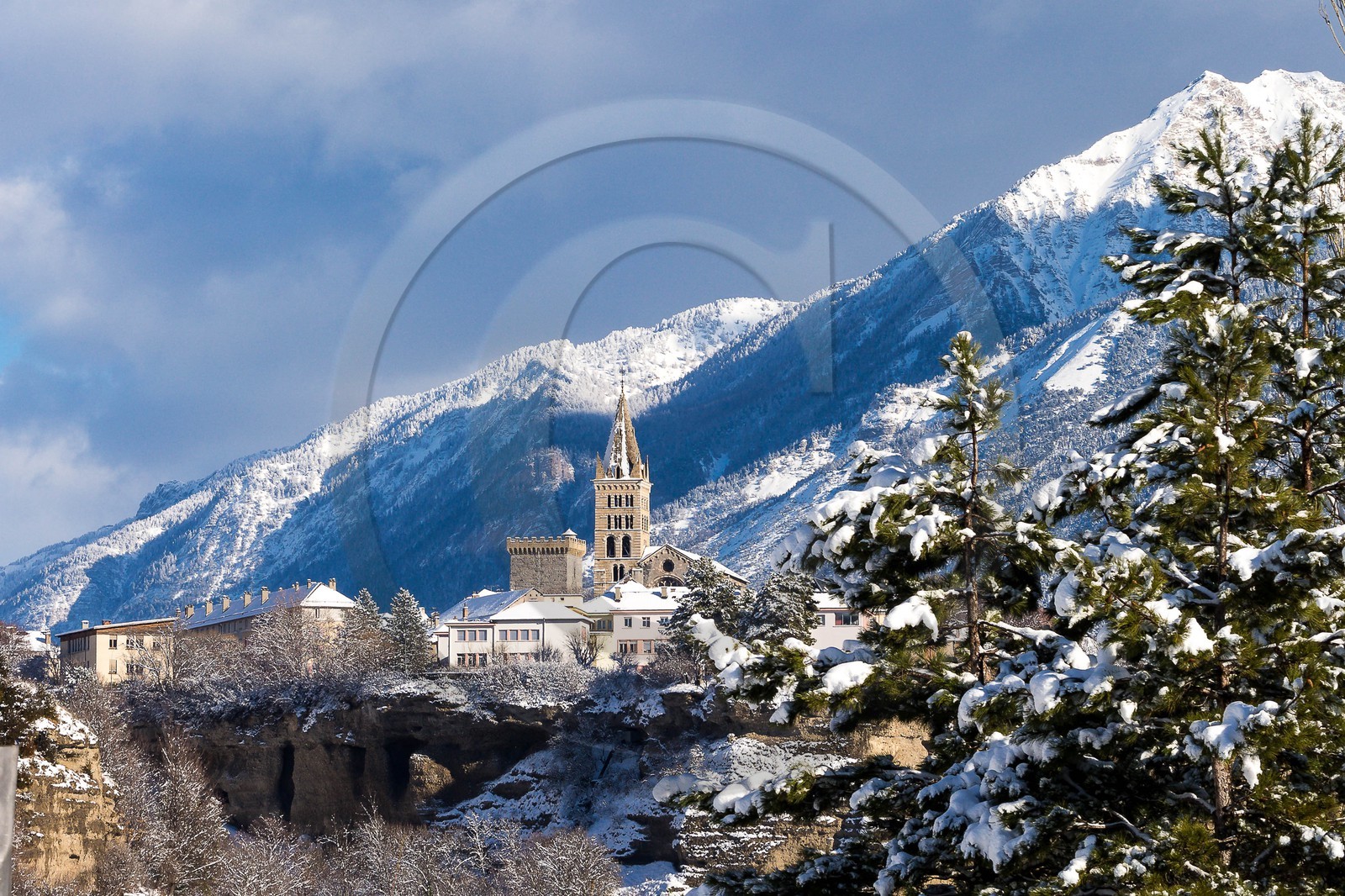 La ville d'Embrun est construite sur un roc et domine la Durance