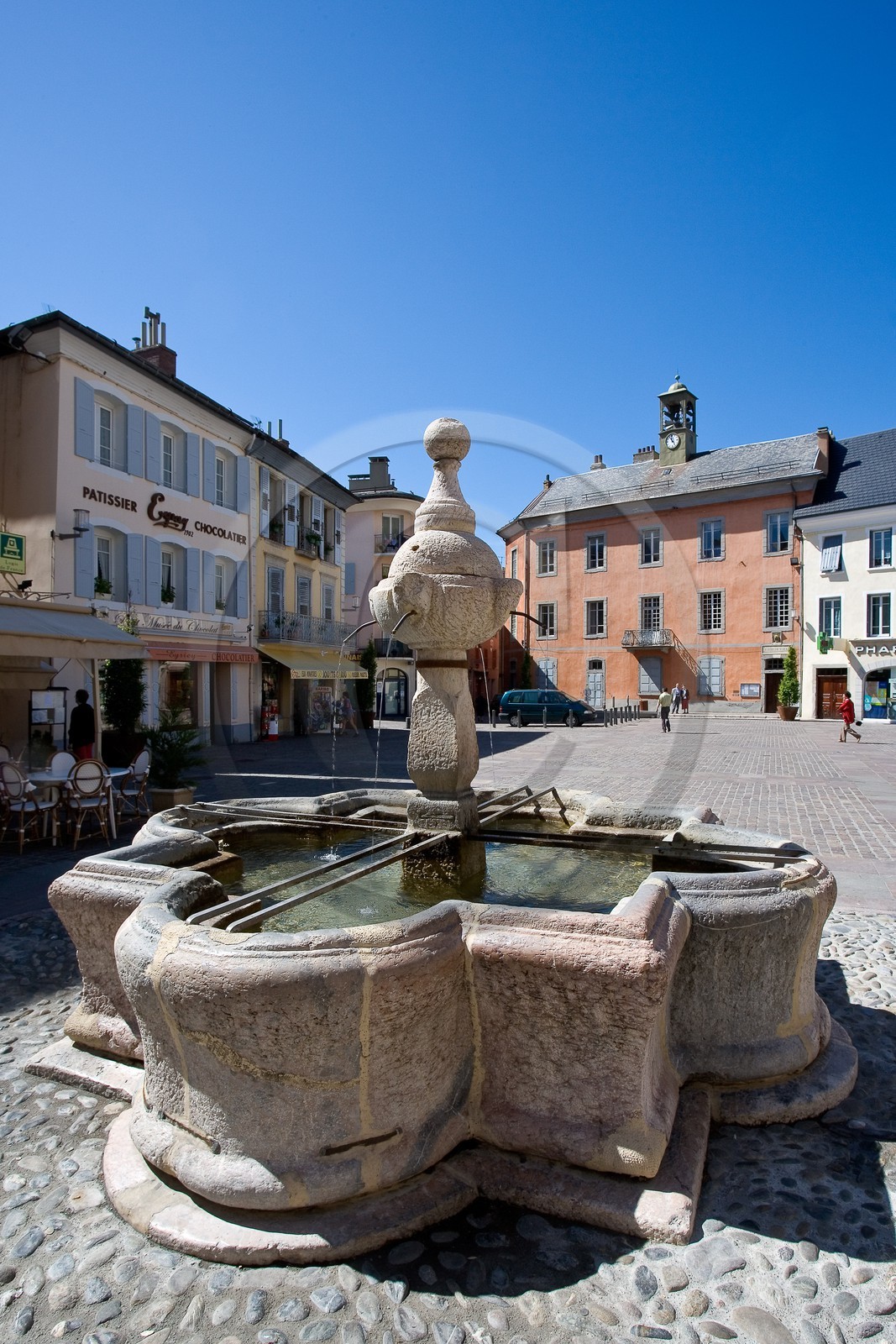 Embrun, La place Barthelon, fontaine du XVIe siècle et la mairie