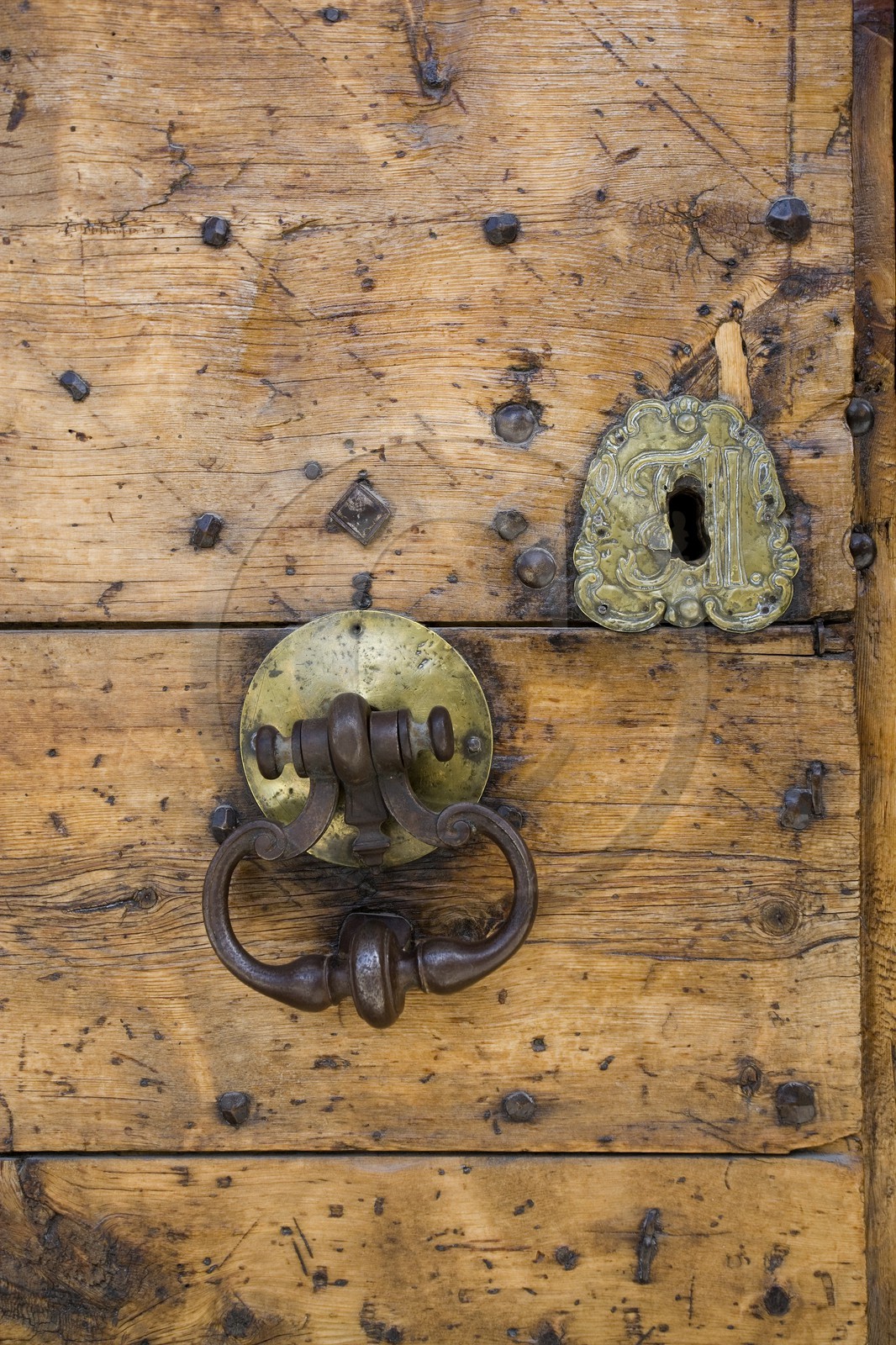 Saint-Véran, porte ancienne, serrure, heurtoir