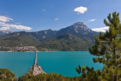 Lac de Serre-Ponçon, Savines-le-Lac, le Pic de Morgon et le pont