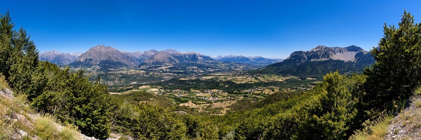 Vallée du Champsaur, le bocage et le village Le Noyer