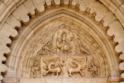 Prieuré Notre-Dame de Ganagobie,  portail surmonté d’archivoltes en arc festonné brisé et tympan sculpté