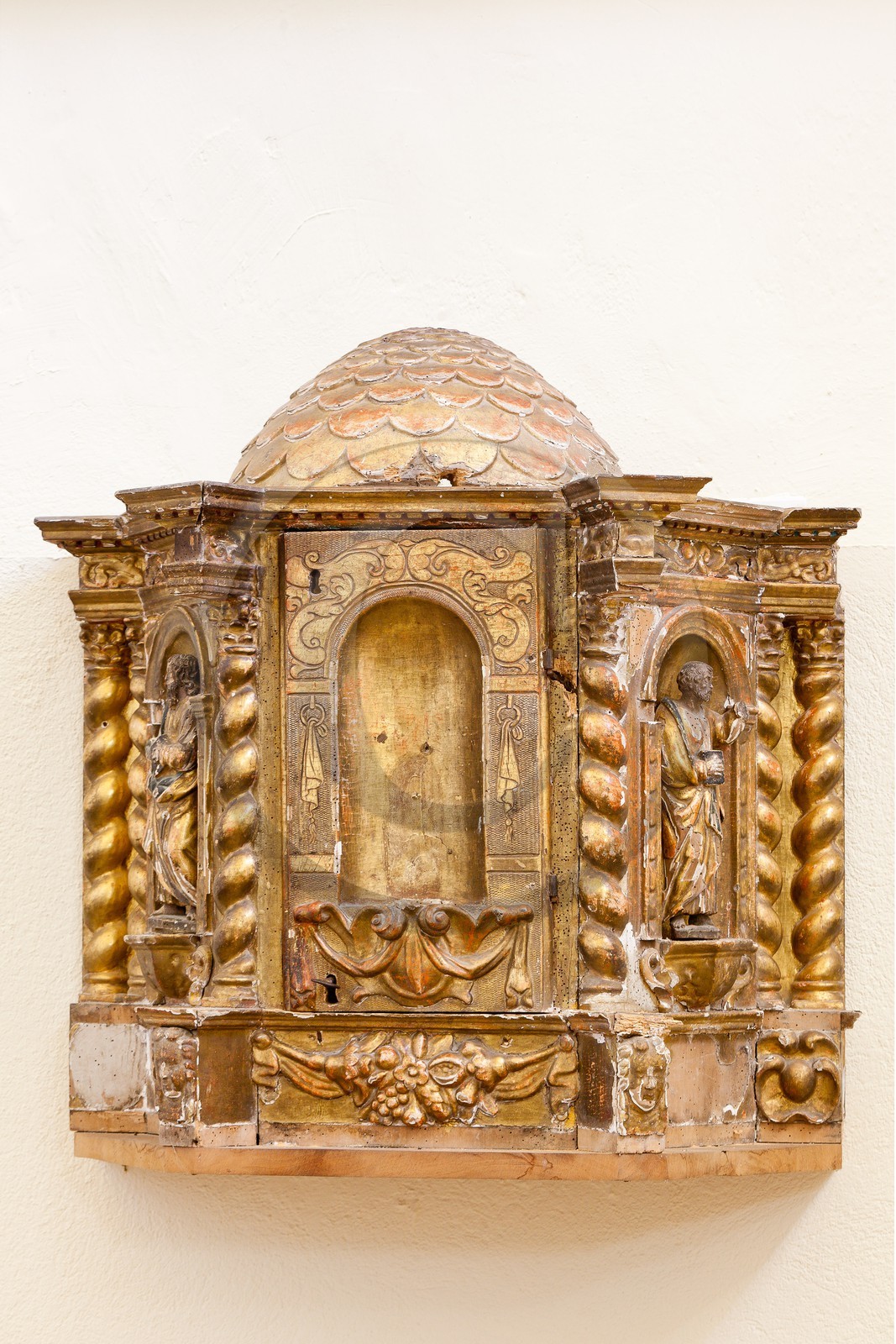 Village de l'Epine, tabernacle en bois doré à coupole byzantine et colonnes torsadées de l' église paroissiale