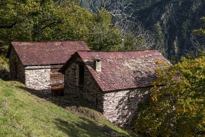 Roure, grange  de pierre rouge avec toit de lauze