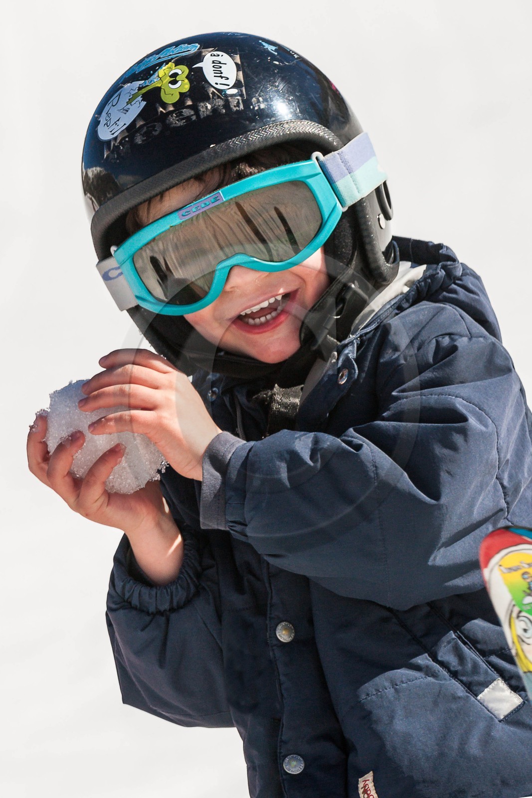 Jeux d'enfant famille à la neige