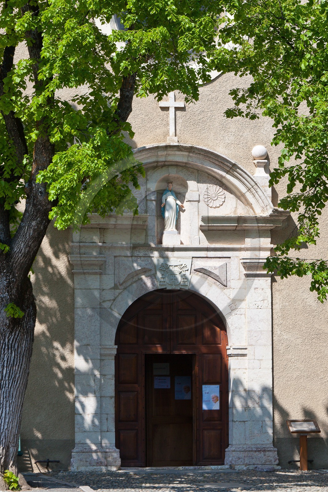 Sanctuaire de Notre-Dame du Laus, porche de la basilique