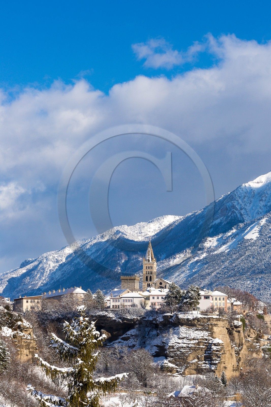 La ville d'Embrun est construite sur un roc et domine la Durance