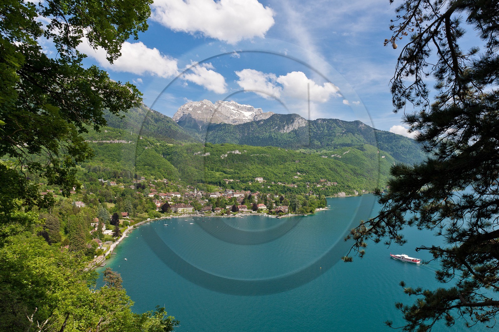 Talloires et Lac d'Annecy vus de la Réserve naturelle du Roc de Chère,