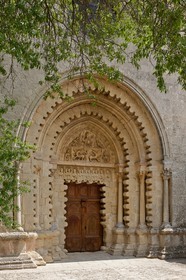 Prieuré Notre-Dame de Ganagobie,  portail surmonté d’archivoltes en arc festonné brisé et tympan sculpté