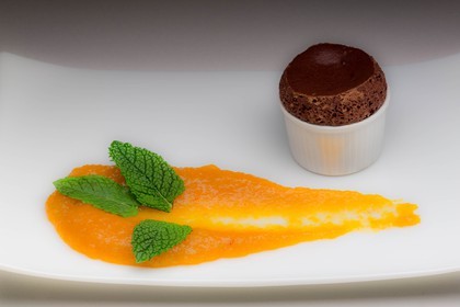 Luc Eyriey, Maître chocolatier à Embrun, soufflé chocolat noir Grand Cru et compoté d'abricots