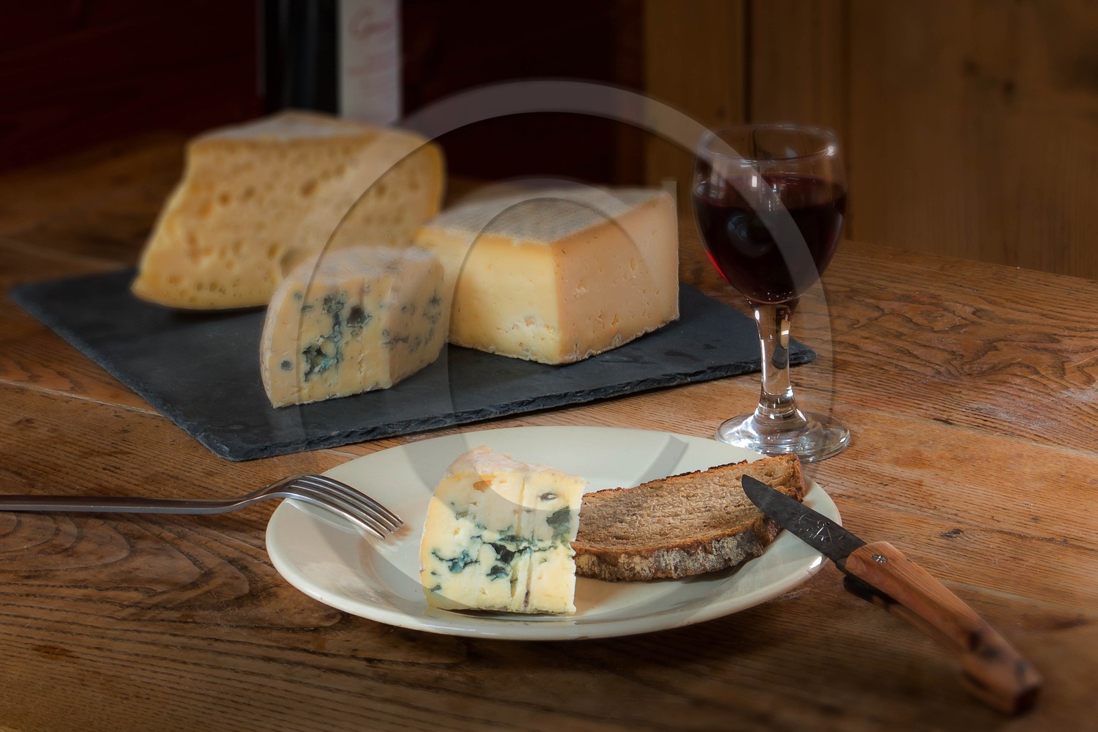 Fromagerie La Tuilerie, fromages Le Dom bleu fermier, tomme fermière de montagne et fromage à raclette La Tuile Fondante à déguster cru ou cuite.