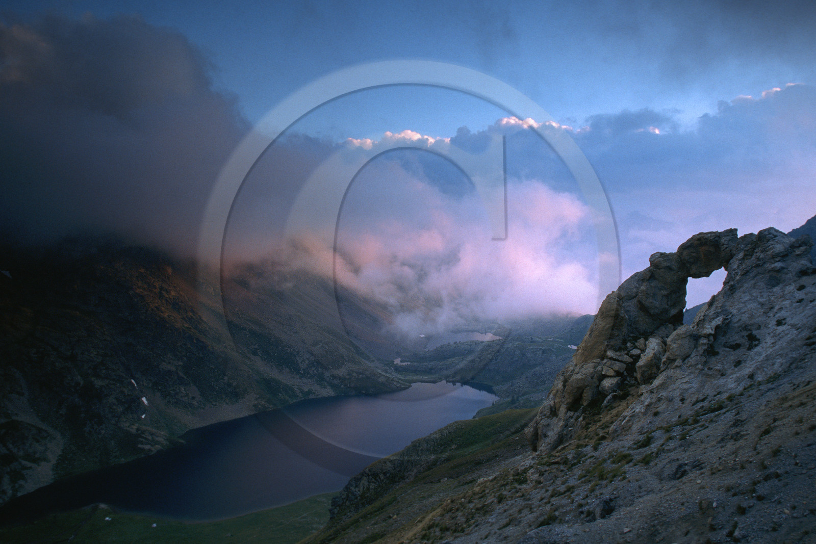 Lacs de Vens et la roche percée de Tortisse