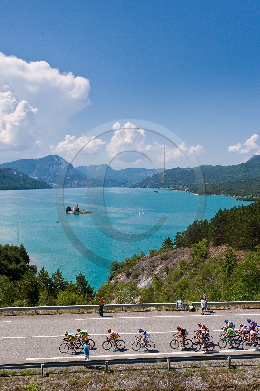 Lac de Serre-Ponçon, la baie et la Chapelle Saint-Michel, course cycliste Tour de France
