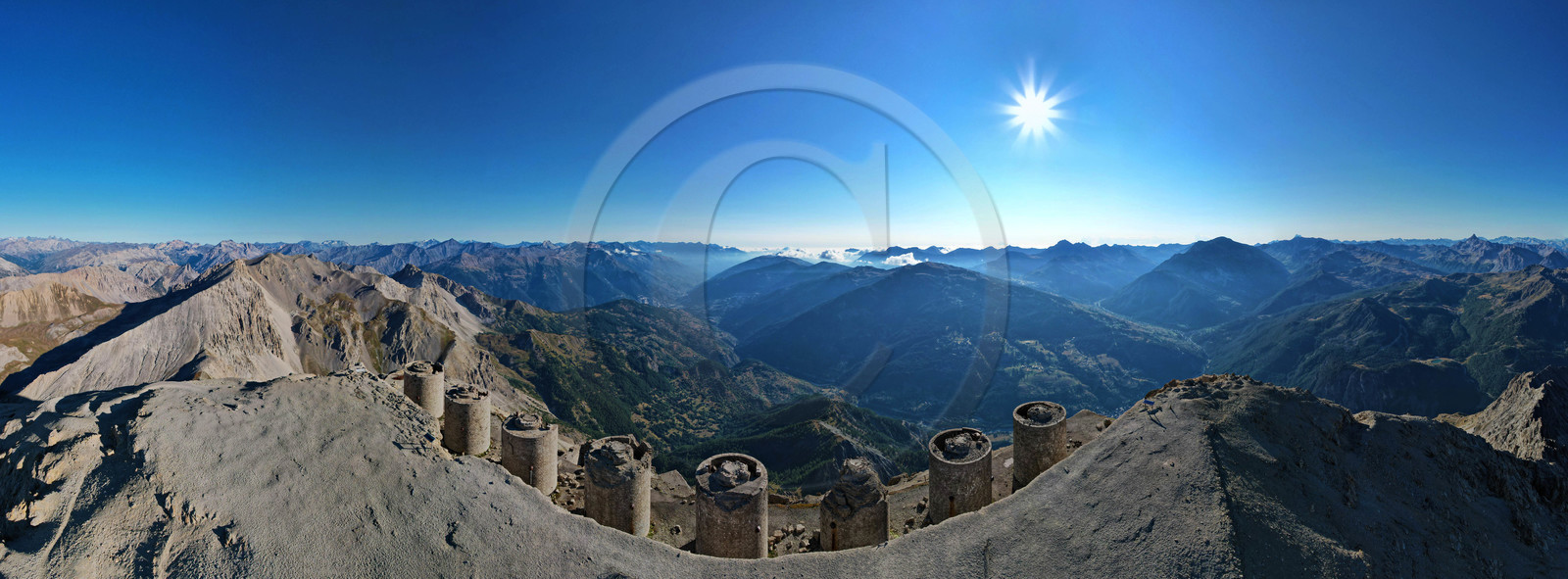 Fort du Chaberton et les ruines de l'ancien camp militaire
