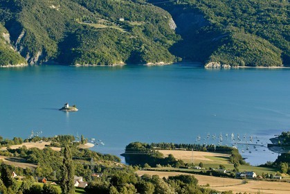 Lac de Serre-Ponçon, la baie et la Chapelle Saint-Michel,