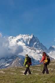 Randonnée au lac du Goléon devant la Meije