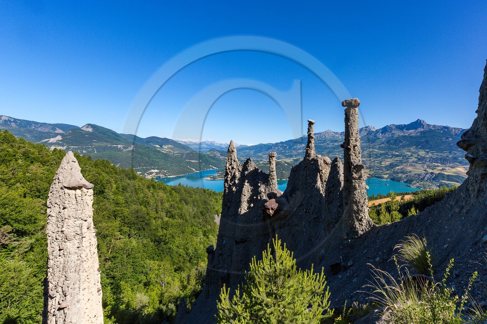 Le Sauze-du-Lac, site classé des Demoiselles Coiffées,  appelées également cheminées de fées