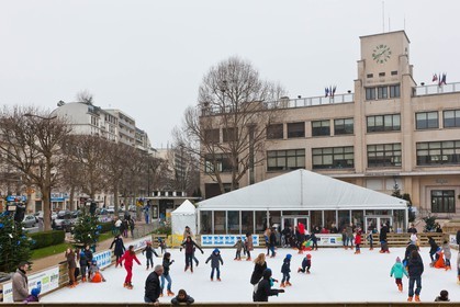 La patinoire en glace naturelle installée par Synerglace à Charenton-le-Pont