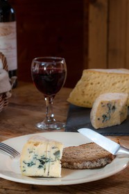 Fromagerie La Tuilerie, fromages Le Dom bleu fermier, tomme fermière de montagne et fromage à raclette La Tuile Fondante à déguster cru ou cuite.