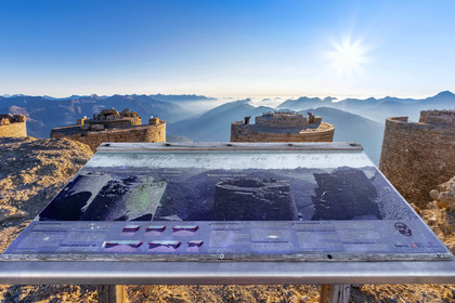 Fort du Chaberton et les ruines de l'ancien camp militaire