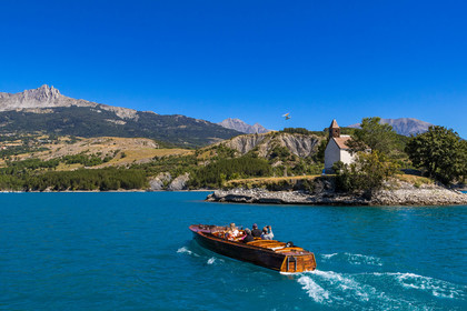 Out Emotion, croisière en vedette en acajou