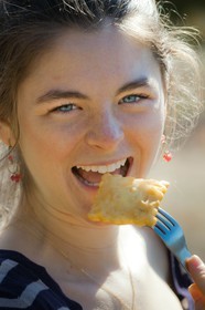 Tourton du Champsaur, jeune fille goutant une spécialité culinaire de la vallée du Champsaur