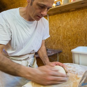 Valbonnais, Entraigues, fournil de Gragnolet, Vincent Billard fabrication pain biologique avec la farine du Trièves petri a la main methode traditionnelle  et cuit au feu de bois