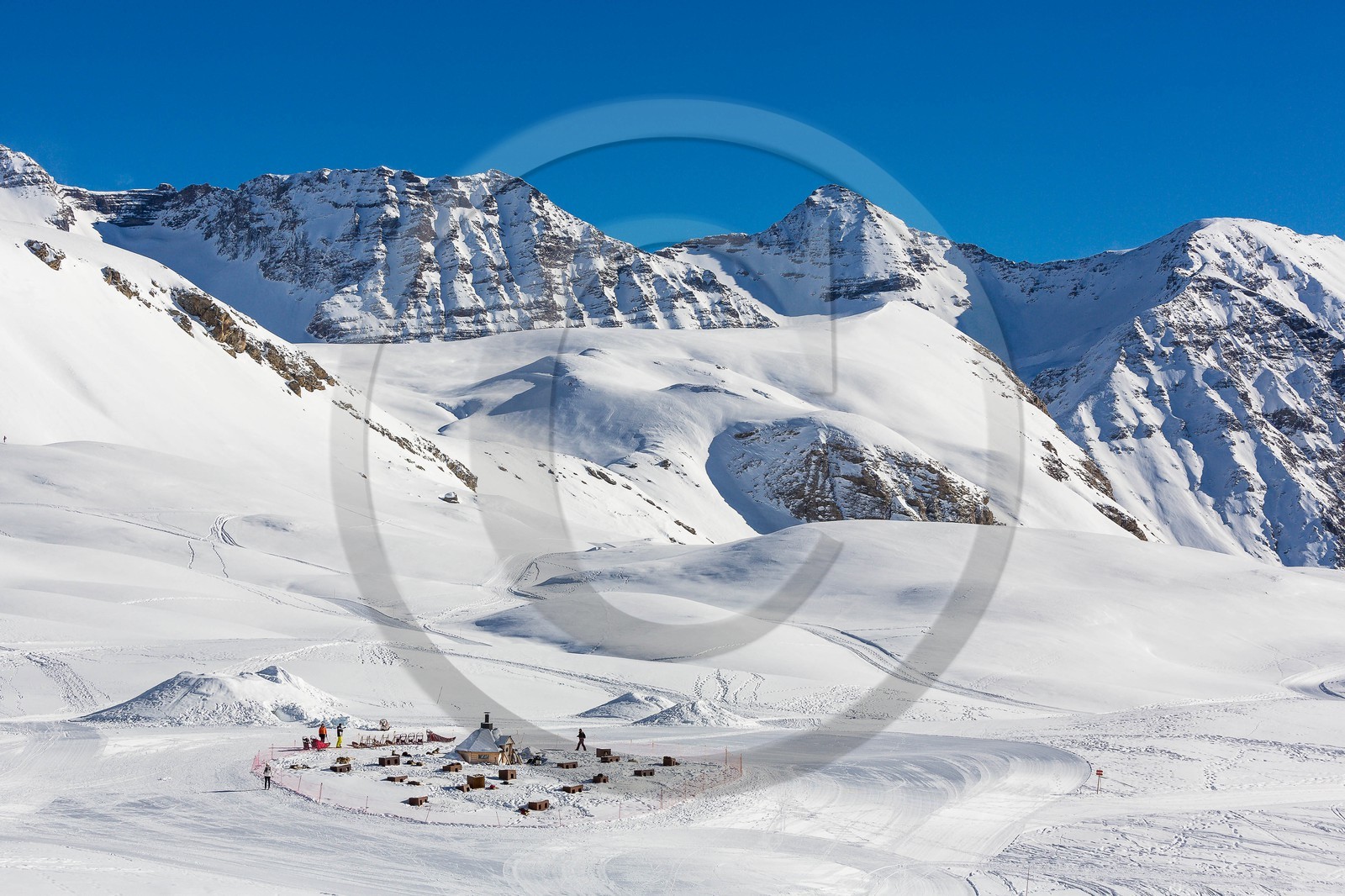 Station de ski d'Orcières 1850, plateau de Rocherousse, village d'igloo Williwaw