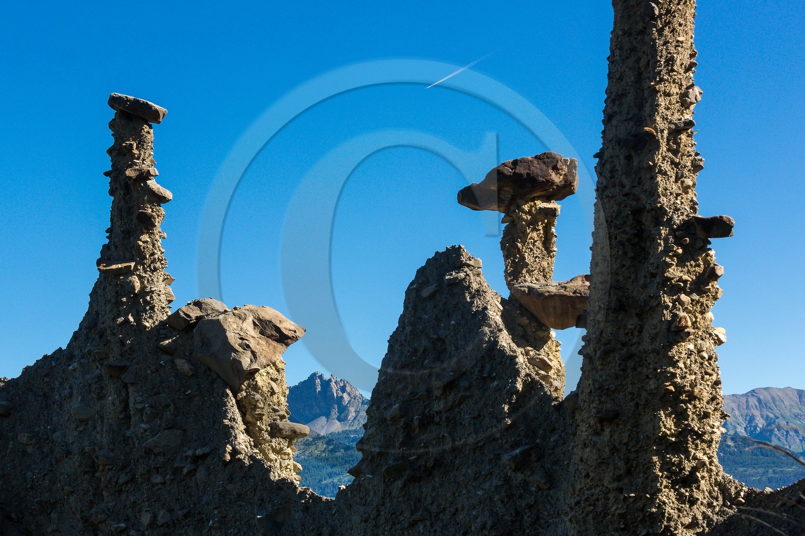 Le Sauze-du-Lac, site classé des Demoiselles Coiffées,  appelées également cheminées de fées